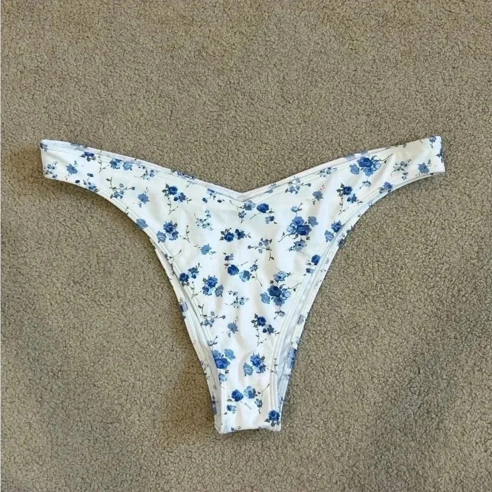 Never been used hollister swim white and blue floral bikini bottoms in size xl